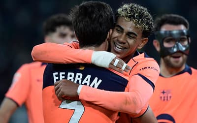 Em jogo de oito gols, Barcelona vence Betis e segue na liderança de La Liga