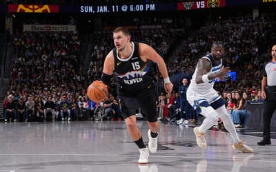 Jokic faz história e Curry alcança marca de 26 mil pontos no Natal da NBA