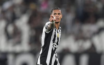 Vitória mantém negociações por Newton, volante do Botafogo