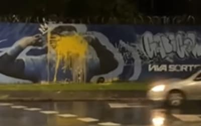 Torcida do Cruzeiro vandaliza muro com imagem de Gabigol