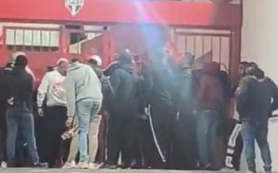 Reunião do Conselho Deliberativo do São Paulo encerra mais cedo após protestos da torcida