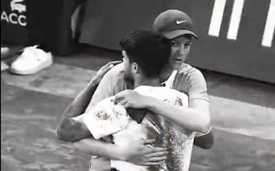 Com abraço de Alcaraz, Sinner relembra feitos de 2025