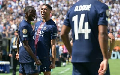 Dembélé e Hakimi comemoram gol do PSG sobre o Real Madrid, no Mundial de Clubes