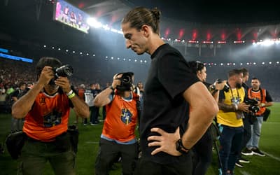 Filipe Luís, do Flamengo, questiona gramado artificial e outras práticas do futebol brasileiro: 'Ninguém respeita'