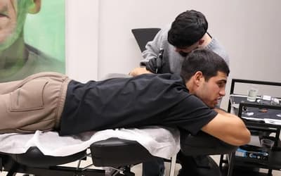 Alcaraz cumpre promessa e tatua homenagens ao sexto Grand Slam