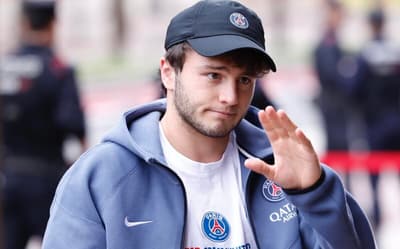 João Neves na chegada do PSG à Espanha para jogo da Champions League