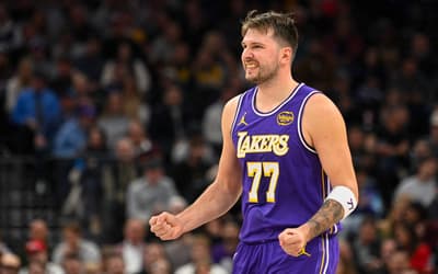 Luka Doncic sofre lesão e abandona jogo dos Lakers na NBA