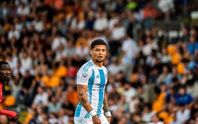 Campeão na Letônia, Ramires distribui 300 cestas básicas em comunidade de São Paulo