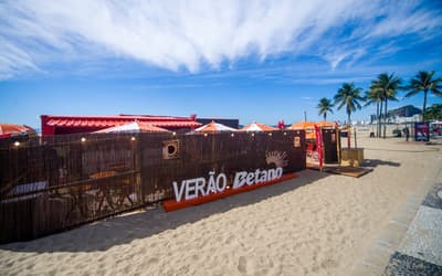 Betano exibe taça da Copa do Brasil e cria experiência para torcedores na praia de Copacabana