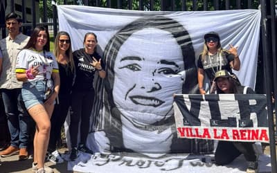 Tatiele Silveira, treinadora do Colo-Colo, recebe homenagem da torcida
