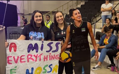 Gabi Guimarães de papelão faz sucesso nas arquibancadas do Mundial