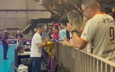 Desafeto? Santarelli é aclamado por torcida brasileira no Mundial