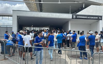 Torcida do Cruzeiro faz festa na Neo Química Arena antes de jogo contra o Corinthians