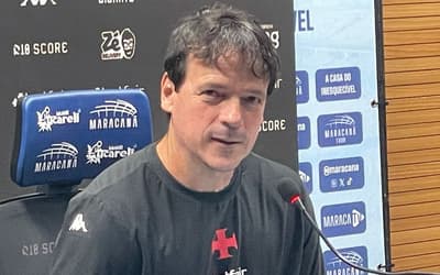 Diniz exalta dupla do Vasco em decisão com Corinthians: 'Se sacrificou muito'