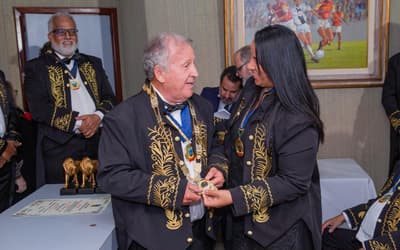 Zico ganha homenagem no Rio e passa a ocupar cadeira em academia brasileira