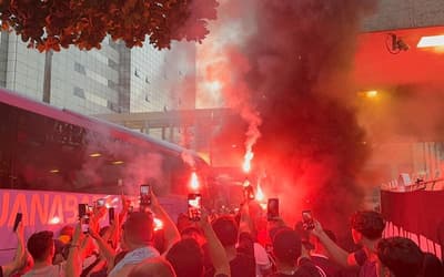 Chegada do Corinthians ao Rio de Janeiro tem sinalizadores e turistas surpresos
