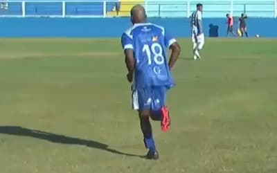 Com tornozeleira eletrônica, atacante marca e garante título para o Goytacaz