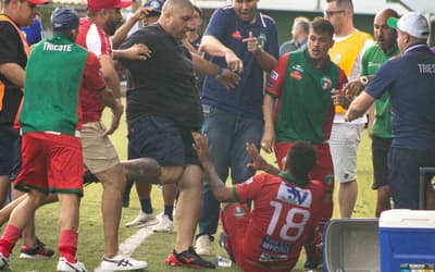 Torneio amador tem confusão generalizada, e ex-Corinthians é agredido por torcedores
