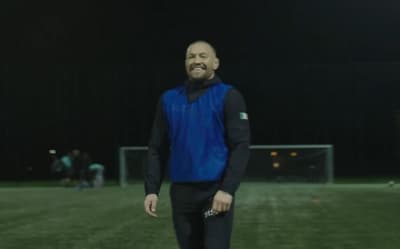 Talento nos pés? Connor McGregor faz golaço em jogo de futebol; veja vídeo