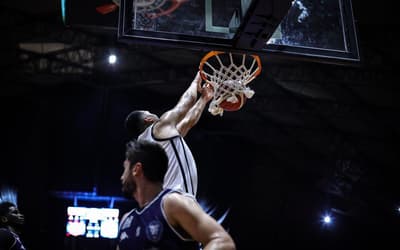 Corinthians sofre com defesa do Rio Claro, mas vence em casa pelo NBB