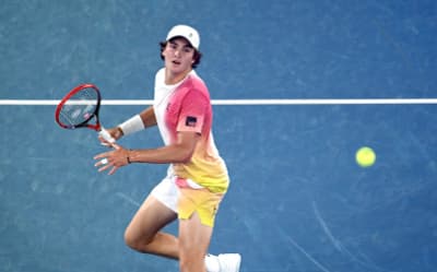 Maior vitória da carreira de João Fonseca ganha destaque no site da ATP; vídeo