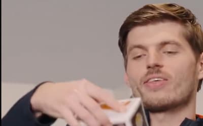 'Chucky' Verstappen homenageia CEO da McLaren; vídeo