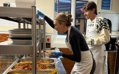 Top 7 e noiva fizeram trabalho voluntário no Natal britânico; veja fotos