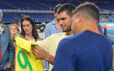 Ronaldo Fenômeno presenteia Alcaraz com camisa autografada; vídeo
