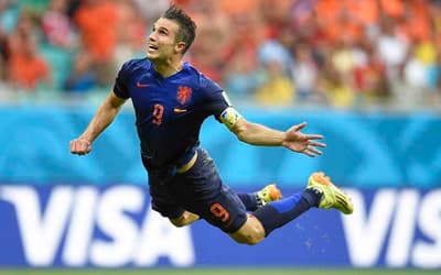 Faltam 183 dias para a Copa: em 2014, Van Persie deu um peixinho que entrou para a história
