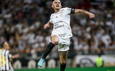 Fábio Santos revive Corinthians x Vasco, recorda a dor de 2022 e aconselha: 'Desfrutem'