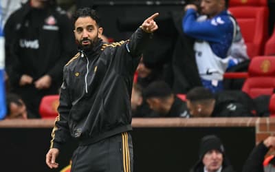 Manchester United define favoritos na busca por um lateral; veja