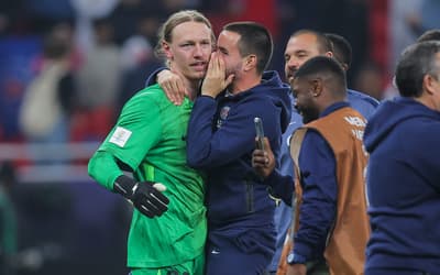 Algoz do Flamengo, Safonov fratura mão após pênalti de Pedro na final do Mundial