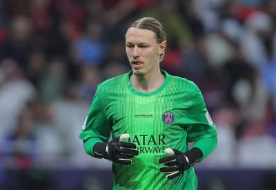 Matvey Safonov foi o herói do PSG contra o Flamengo na final da Copa Intercontinental (Foto: Karim JAAFAR / AFP)