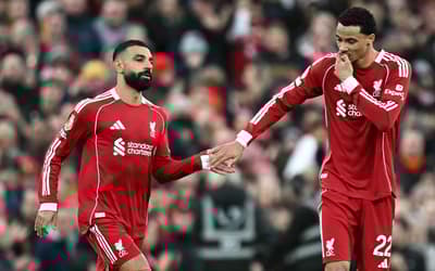 Salah sai do banco, e Liverpool vence Brighton com dois de Ekitiké