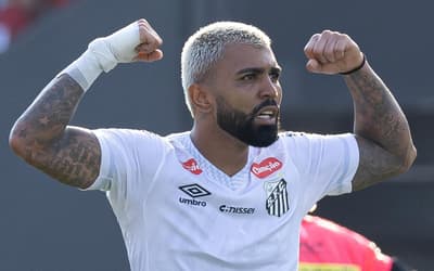 Gabigol celebra gol no retorno ao Santos e revela dedicatória em comemoração