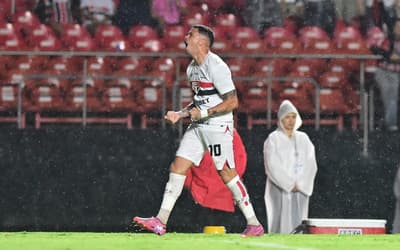 Luciano comemora gol do São Paulo sobre o São Bernardo (Foto: Eduardo Carmim/Photo Premium/Gazeta Press)