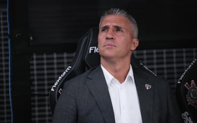 Crespo fala sobre negociação de Alisson e responde: 'Não quero ninguém do Corinthians'