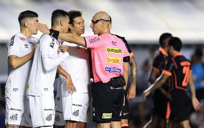Decisão da arbitragem em Santos x Corinthians divide opiniões: 'Teve sorte'