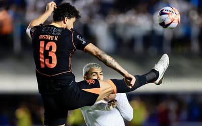 Gustavo Henrique, do Corinthians, publica foto do pé roxo e ironiza arbitragem: 'A falta foi minha'