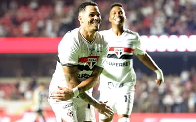São Paulo vence clássico e ultrapassa Santos na tabela do Paulistão
