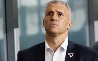 Torcedores do São Paulo mandam recado a Crespo após derrota para o Palmeiras