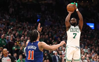 Astro do Celtics é multado em R$180 mil após criticar arbitragem da NBA