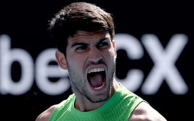 Sorte brasileira? Alcaraz avança às quartas do Australian Open após usar camisa da Seleção