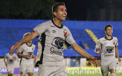 Lateral que classificou Athletico na Copinha tem multa milionária e sem contrato profissional