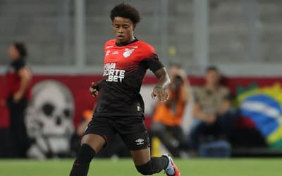 Com novo impasse, joia fica fora de estreia do Athletico contra o Internacional