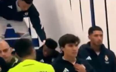 Vaiado e abatido, Vini Jr recebe afago de Mbappé e apoio do treinador
