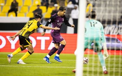 Com um gol de Firmino, Al Sadd vence e segue na cola do líder no Campeonato do Catar