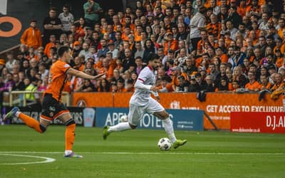 Principal artilheiro brasileiro na Europa celebra marco: 'Melhorar'