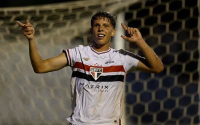 Com hat-trick de Gustavo Santana, São Paulo goleia o Operário-PR e avança na Copinha