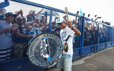 De volta, Tetê desembarca com festa da torcida do Grêmio